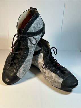 Think! Black & White FloralLace-Pattern Leather Sneakers
